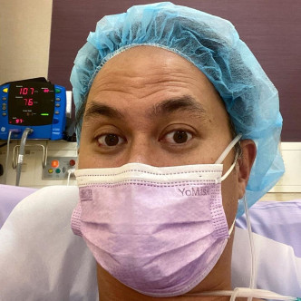 Ryan在社交網站貼出戴上醫院手術帽和戴住口罩，坐在病房內的照片。