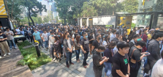 大批市民在觀塘駿業街默哀，悼念墮樓科大生。