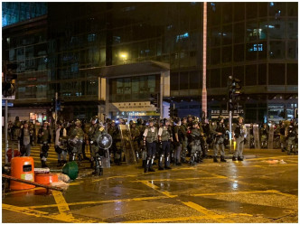 当晚示威者到深水埗一带集结大批防暴警员到场。资料图片