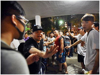 红衣男子与路祭人士起冲突。