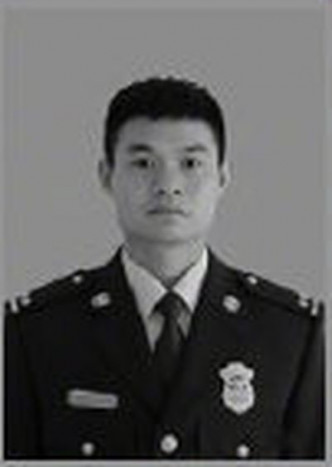 蒋飞飞是四川省森林消防总队凉山州支队中队长。微博图片
