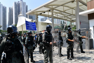 警方展示蓝旗警告，指现场人士非法集结，要求散去否则使用武力。