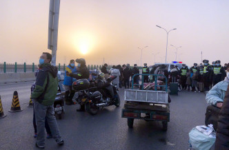 河北省往北京公路上有交通警员把守检查。网上图片