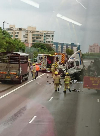多輛消防車接報到場。圖：CY Kelvin‎ 香港交通突發報料區
