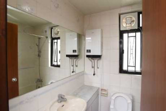 浴室设有抽气扇及窗户，可抽走污浊空气。
