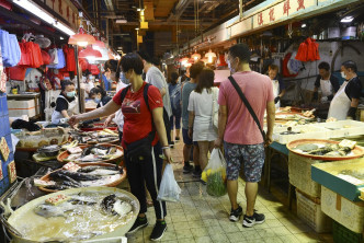 導遊會帶外國人逛街市及講解亞洲人飲食文化。資料圖片