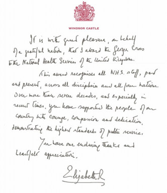 英女皇伊利沙伯二世颁授乔治十字勋章给英国国民保健署。英国皇室图片