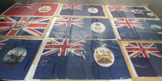 警方在被捕男子身上捡获10支不同大小的港英旗帜。
