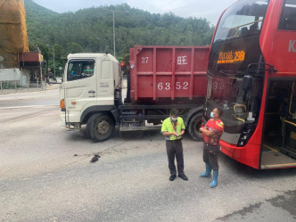 意外發生後，貨車及巴士司機落車處理。