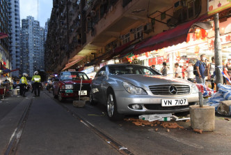 的士撞途人撼私家车。