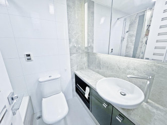 浴室设有镜柜，方便整理仪容。