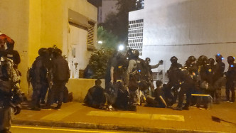 警察拘捕多名黑衣示威者。