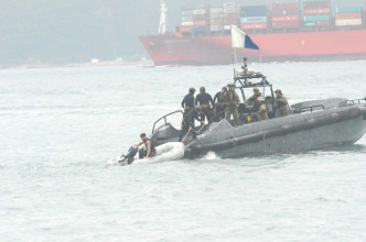 飛虎隊「水鬼隊」乘坐小艇到發現屍體海面。