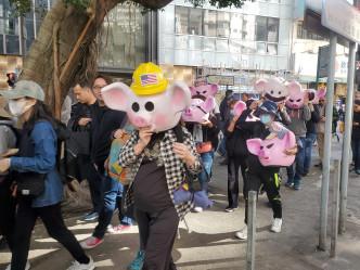 一批參與遊行的人士，戴著PEPE及連登豬頭套出席。