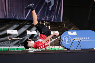 香港隊代表劉昐晞於授旗禮上進行花式跳繩表演。 公關圖片