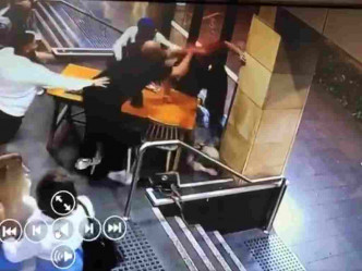 男子走入咖啡店行乞被拒後打穆斯林孕婦。網上圖片
