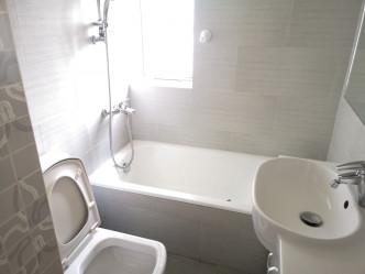 
浴室簇新亮白，備通風窗及浴缸。