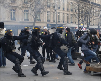示威者再度与防暴警察爆发冲突。AP