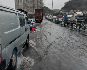 屯門公路深井來回快線水浸。圖：網民花朗 ‎香港突發事故報料區