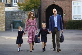 威廉王子和凱特王妃送一對兒女返學。AP