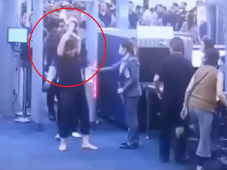 泰国机场南韩女游客双手打叉拒安检。网上图片