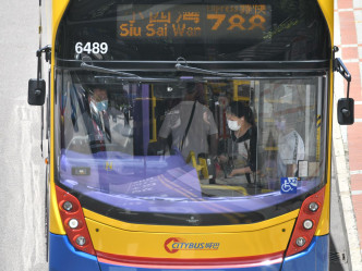 巴士乘客都戴好口罩。