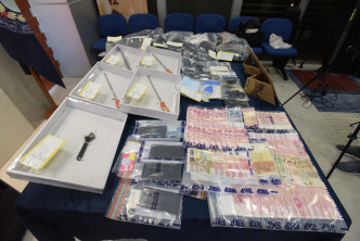 警方展示所得证物，包括一批爆窃工具。黄文威摄