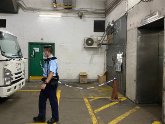 警員及消防員到荃灣工廈檢查可疑紙箱。