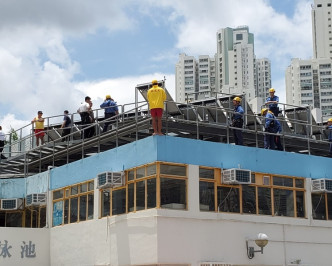 消防及警员正进行游说。梁国峰摄