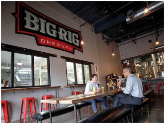 餐厅亦张贴2人的酒局情景。Big Rig Kitchen & Brewery Instagram