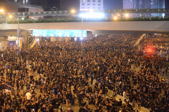 民阵深夜近11时宣布，今日游行人数接近200万人。