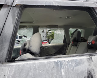尖沙嘴警署內多輛汽車被打爆玻璃。