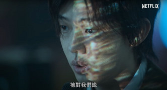 刘亚仁饰演新兴宗教「新真理会」的首领。