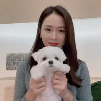 孙艺珍爱犬好可爱。