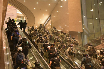當晚大批防謈警員進入時代廣場。資料圖片
