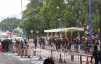 示威者冲出观塘道设路障堵塞交通。NOW新闻截图