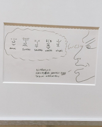 主办单位独家展出了约翰当年学习日文的速写本，他以罗马字母拼出日文，搭配插图。如这个寂寞（Sabi）插图，表情是甜、酸、咸、辣、苦（Amai、Suppai、Shoppai、Karai、Nigai）五种味觉。