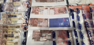 警方展示檢獲的假鈔約值22萬元。