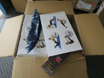深圳灣管制站檢獲並收藏在瑜伽球包裝盒內的懷疑私煙。