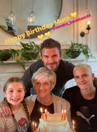 碧咸貼出跟二仔及細女跟媽咪慶祝生日。