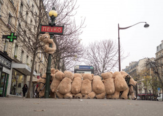 罷工期間想擠進巴黎地鐵站的熊仔。Les nounours des gobelins專頁