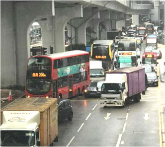 巴士與私家車相撞。‎突發事故報料區網民Tattat Cheng‎ 圖片