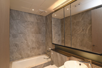 浴室采浴缸设计，墙地面均以优质石材铺设。（THE HENLEY I 2座32楼C室）