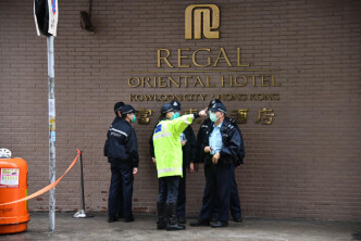 酒店門外放有水馬及活動閘，有警員駐守。