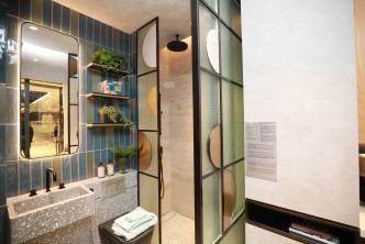 浴室洗手盆及企缸均用上磨砂玻璃設計，令整體風格更一致。（B座28樓B5室經改動示範單位）