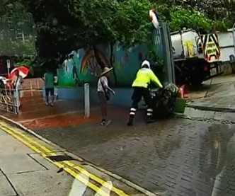交通警員落車幫老婦推垃圾車。網民Cheung Michael圖片