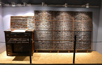 「字裡圖間──香港印藝傳奇」展覽中展出的「香港字」鉛製字模及鉛活字。