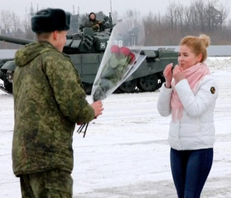 军人手捧玫瑰女友超冧。影片 截图Moscow Times