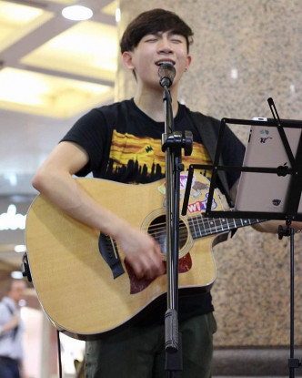 黄进林入行初期经常喺铜锣湾Busking。