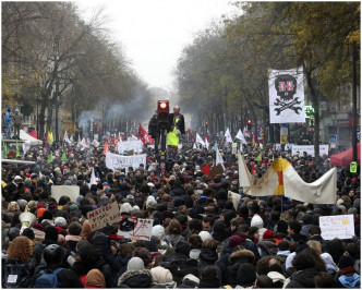 法國內政部指，遊行總人數超過80萬人。AP